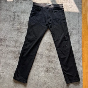 Svarta Replay jeans, midwaist, straight - Svarta jeans från Replay med klassisk femficksdesign och raka ben. Midwaist-modell i stretchig bomullsblandning som sitter snyggt och bekvämt. Perfekta svarta jeans för dig som gillar stilren och enkel look. Aldrig använda pg av att dem köptes i fel storlek