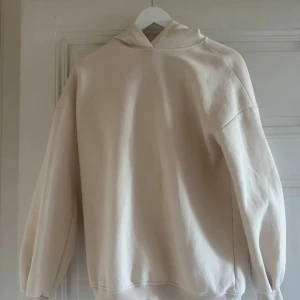 Beige Gina tricot hoodie - Beige Gina tricot hoodie i nytt skick. Kontakta mig om du har några frågor 😊