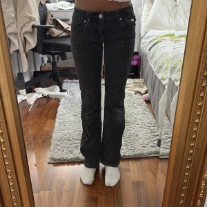 Svarta bootcut jeans från Gina Tricot - Säljer ett par svarta jeans från Gina Tricot i storlek 158. Modellen är bootcut och lågmidjade. Har knappt använt ❤️