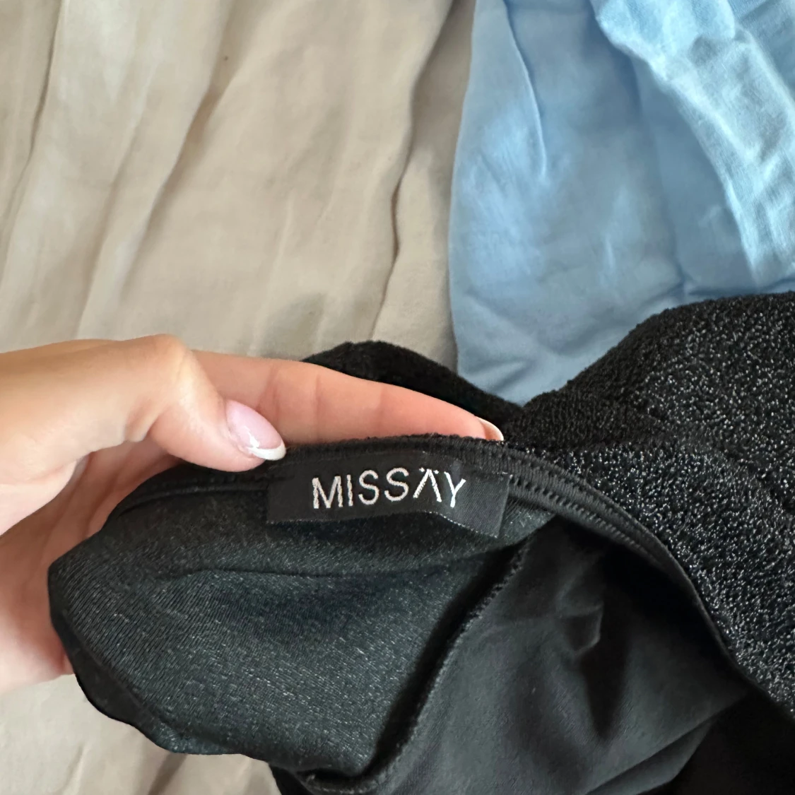 Svart glittrig topp  - 3