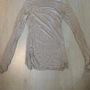 Intermismi tröja  - Säljer min beiga intermismi tröja som är så gott som ny använt den ungefär 5 gånger. Den har inga hål eller fläckar. 