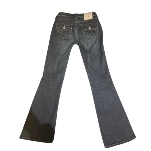 True religion jeans  - Superfina true religion jenas i superfint skick, köpta för 1500kr och är uppsydda hos en jenas butik, har lagt runt 1700kr på dessa jenas, dem är uppsydda så att de ska passa mig som är 1,65💗