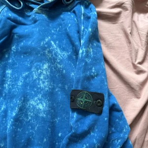ÄKTA stone island hoodie - Stone Island hoodie i toppen skick. Det är från en speciell kollektion. Slutsåld överallt på nätet men säljer då den inte passar min stil längre. Skriv vid fler frågor ! 