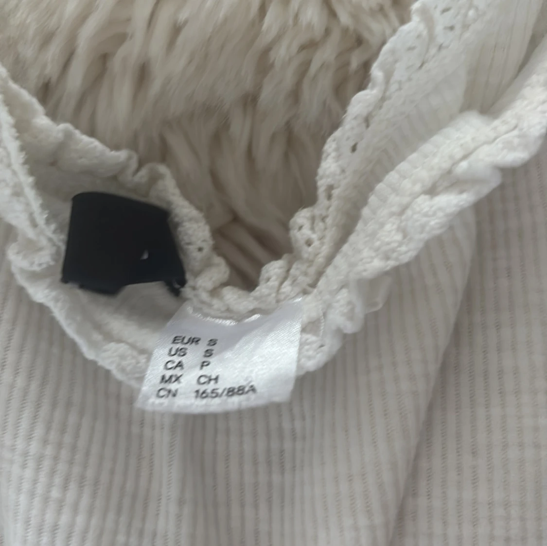 Vit ribbad linnetopp med spets - 1