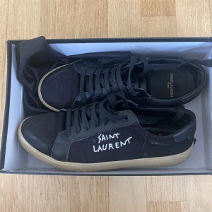 Svarta Saint Laurent sneakers - Svarta saint lournet skor, skon är använd 10-5 gånger. Säljer dom för att dom inte passar, priset ej hugget i sten, är villig att byta mot lanvins.