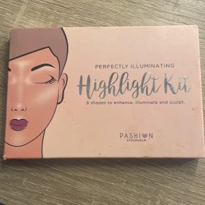 Highlight Kit från Pashion Stockholm - Highlight Kit med 6 skimrande nyanser i guld, champagne, koppar och rosé. Paletten har en spegel och kommer i en svart förpackning. Perfekt för att framhäva ansiktets drag med silkeslena puder som ger glow.
