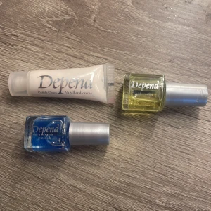Depend nagelvårdskit med olja & kräm - Nagelvårdskit från Depend med tre produkter: en vit nagelbandskräm i tub, en blå nagel- och nagelbandsrengöring i glasflaska samt en gul myrraolja i glasflaska. Alla med silvriga lock och tydlig Depend-logga. Perfekt för dig som vill ta hand om naglar och nagelband. ( använda fåtal gånger) 