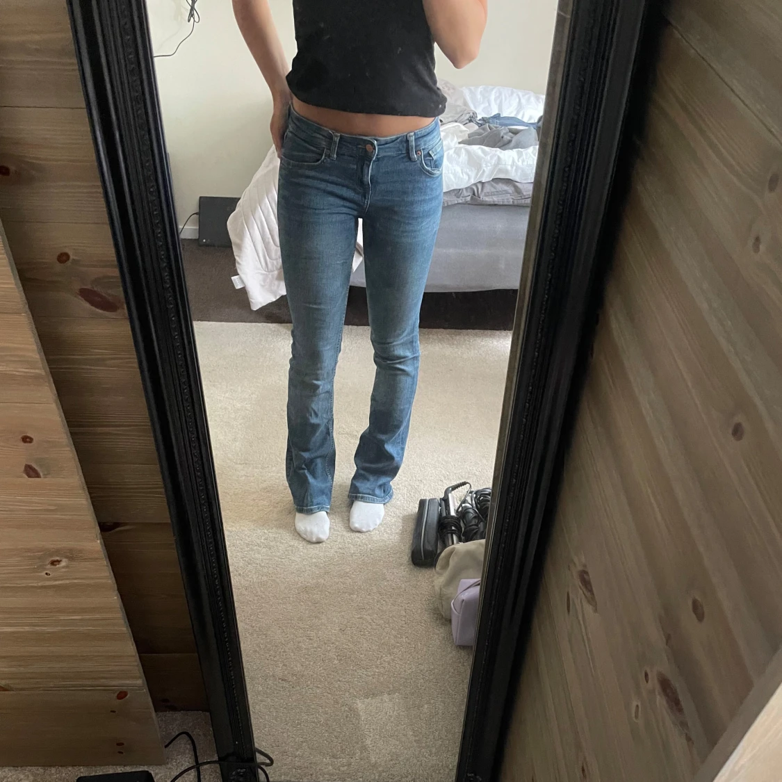 Blå bootcut jeans låg midja