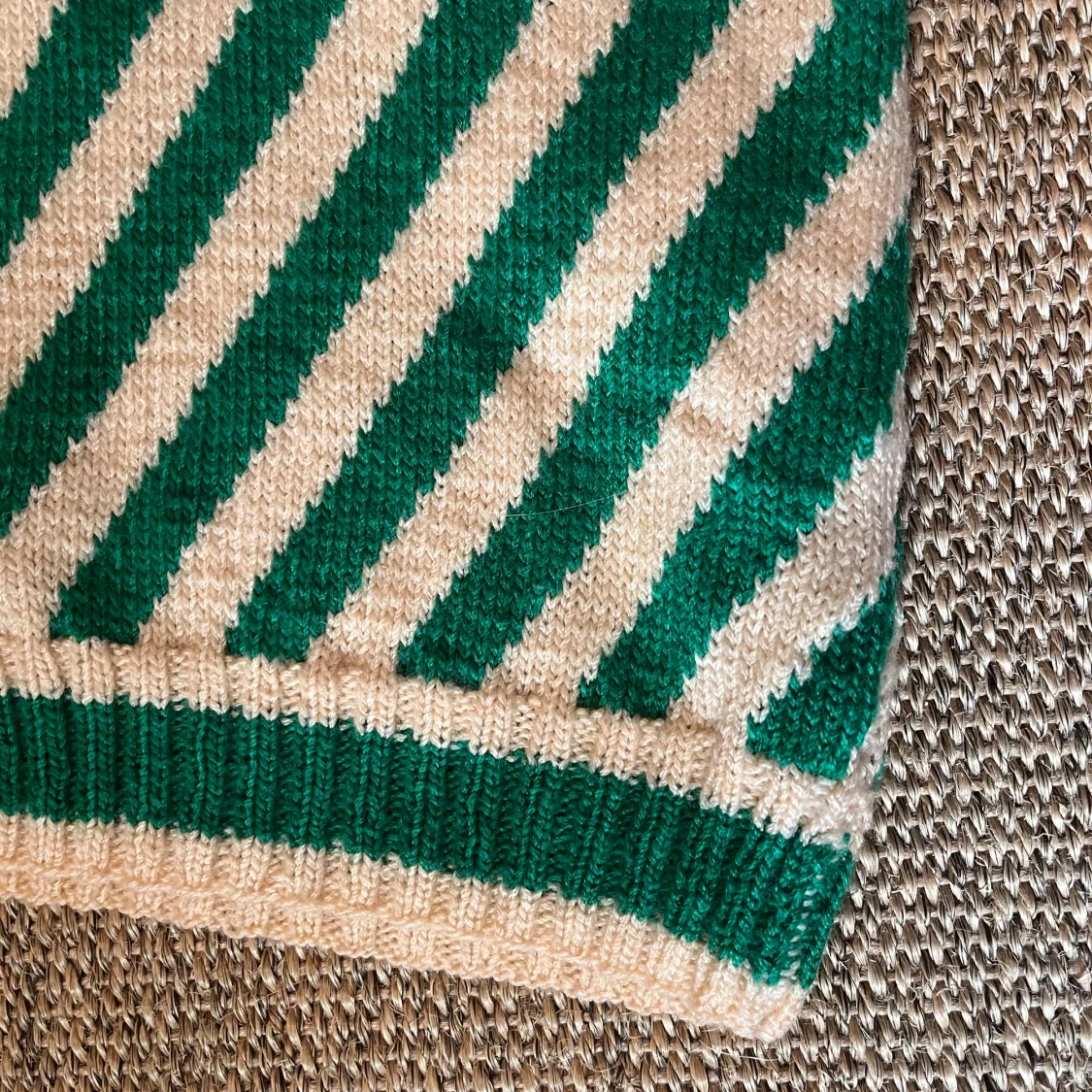 Randig stickad väst i grönt och beige - 1