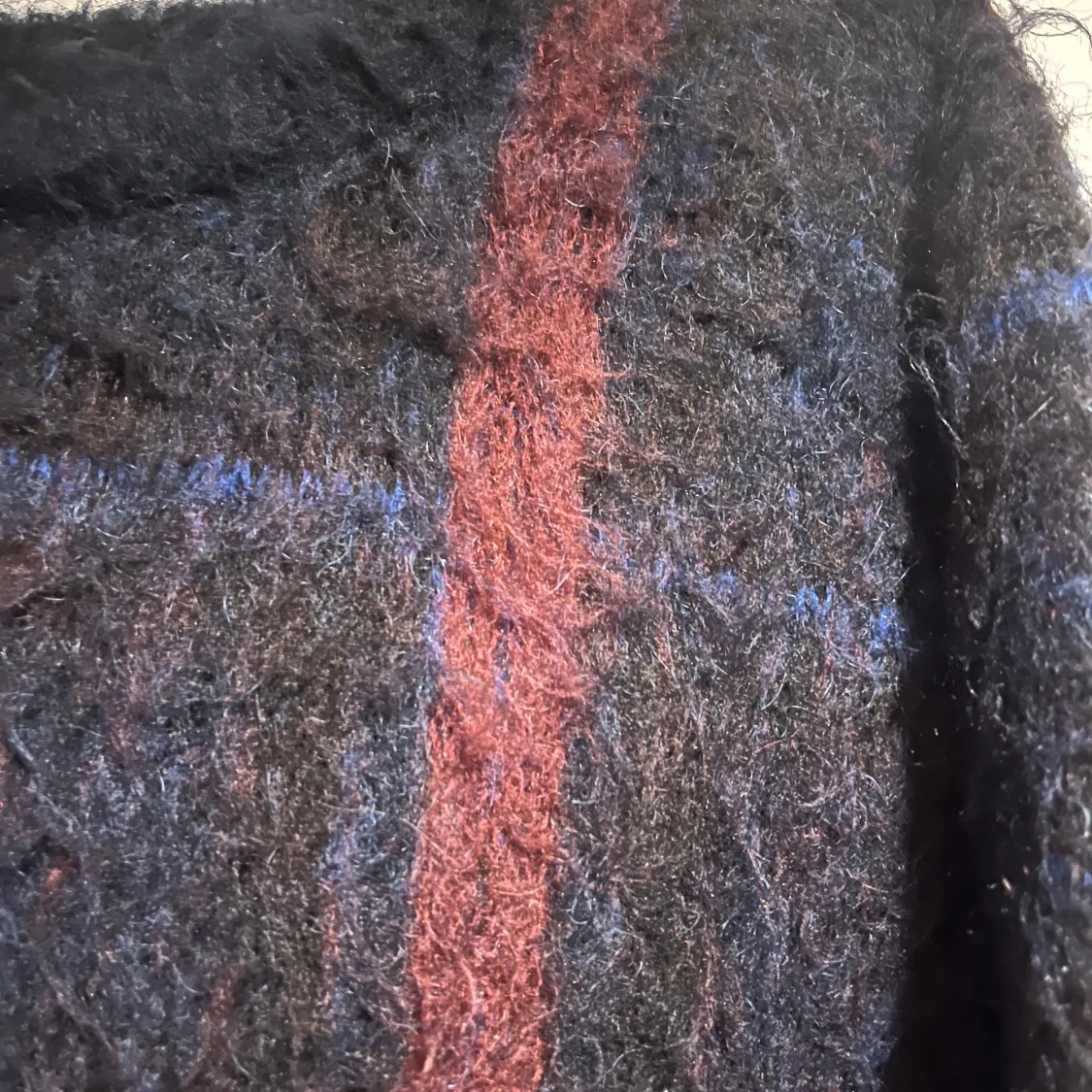 Mörk rutig stickad tröja - 1