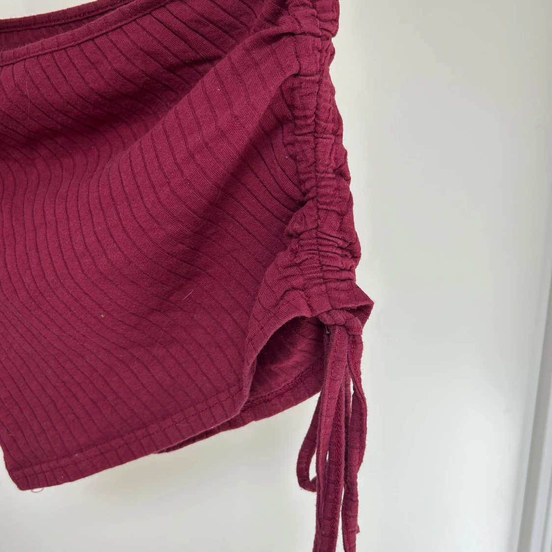 Vinröd croppad oneshoulder topp - 1