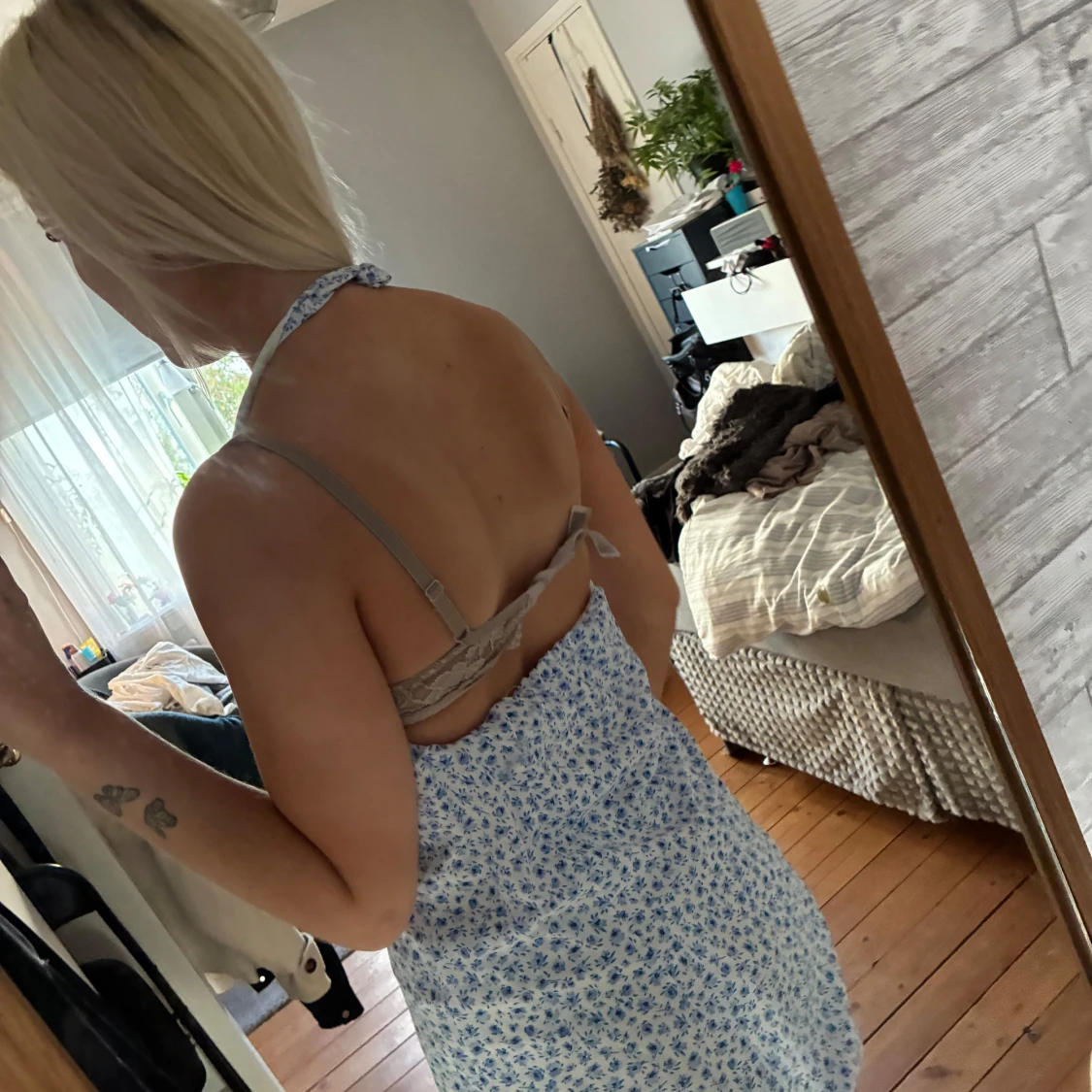 Blommig halterneck klänning - 1