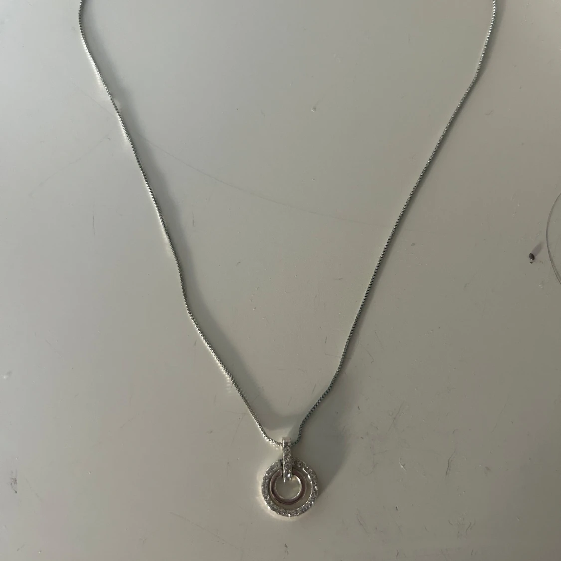 Silverfärgat halsband med cirkelberlock - 1