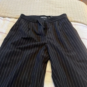 Randiga baggy kostymbyxor - Snygga randiga baggy kostymbyxor som är tightare upptill och läsare nedtill. Storlek s. Från PIECES. 💕