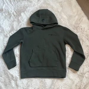 Mörkgrön hoodie från Sail Racing - Snygg mörkgrön hoodie från Sail Racing med huva. Tröjan har långa ärmar