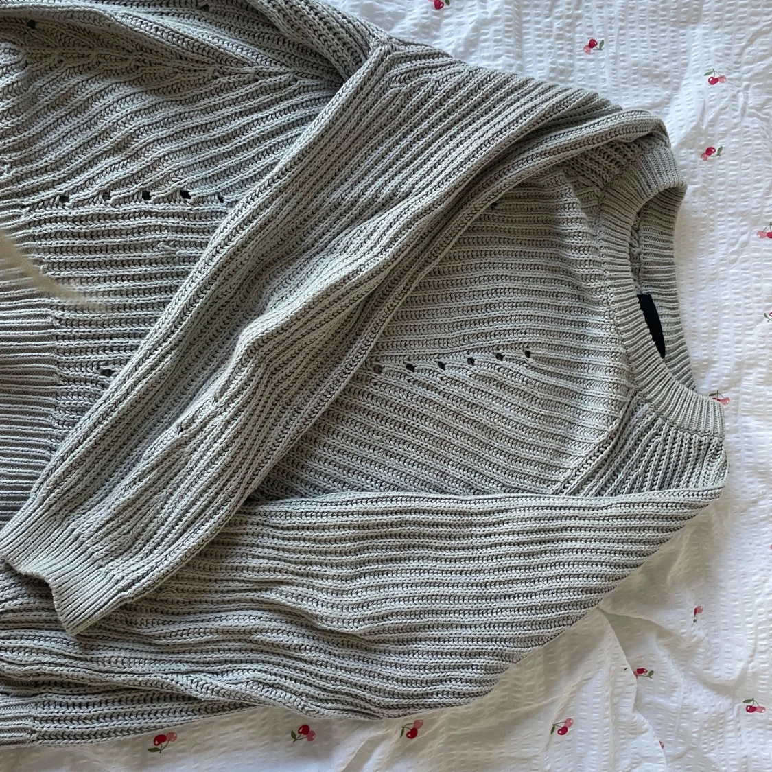 Beige stickad tröja med hålmönster - 1