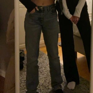 Mid Rise jeans från Zara - Säljer ett par klassiska blå jeans från Zara i storlek 36. Jeansen har rak passform, hög midja och fem fickor. Materialet är robust denim i bomull och färgen är ljusblå med lätt tvättad look. Perfekta till sneakers eller boots.