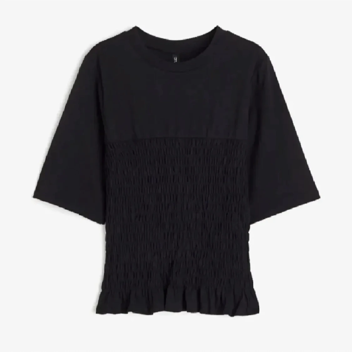 Svart topp med smock och volang