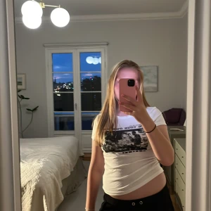 Vit t-shirt med svart tryck - Vit T-shirt med tryck