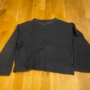Mörkblå stickad tröja - Mysig mörkblå stickad tröja från 157 med klassisk rund halsringning och lång ärm. Tröjan har en enkel look och lätt att styla. Passformen är normal och materialet känns mjukt. Är i storlek S men passar XS också😍😍