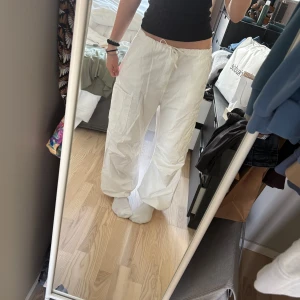 Vita cargopants med snörning - Säljer ett par snygga, vita, baggy cargopants från pull&bear. De är i storlek M. Säljer då de aldrig kommer till användning. Skriv om ni har frågor 💕