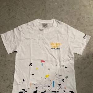 Gallery Dept T-shirt - Riktigt fet gallery dept tröja, inga skador och väldigt bra skick! NYPRIS ~ 2000kr (VÅRT PRIS - 399kr)
