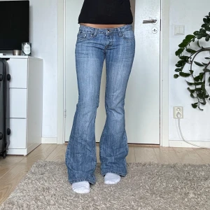 Lågmidjadejeans  - Lågmidjade bootcut jeans, 36 cm över midjan 80 cm innerben. Har tappat lite pärlor på bakfickan annars bra skick, köp via köp nu🩷