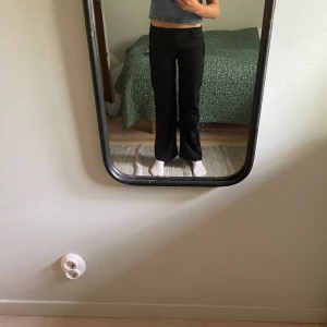 Svarta kostymbyxor från Kappahl - Snygga svarta kostymbyxor från Kappahl i rak modell med normal passform. Byxorna har klassisk midja och är tillverkade i ett mjukt och följsamt material som ger en clean look. Perfekta för dig som gillar stilrena och enkla outfits.🤩🥰dom är lite stora i storleken