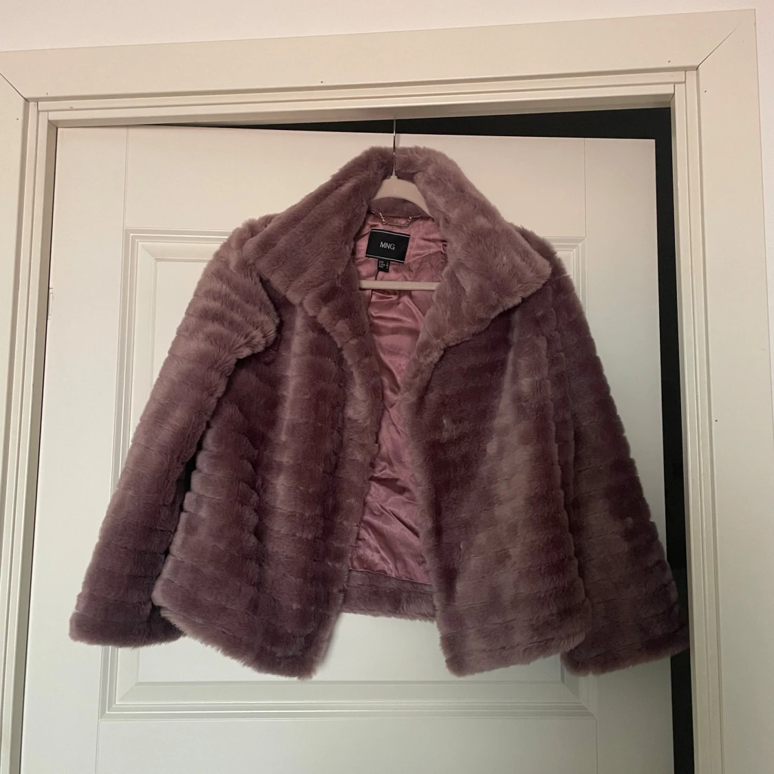 Lila pälsjacka från MNG
