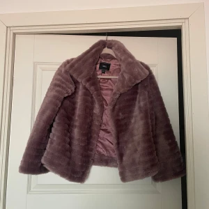 Lila pälsjacka från MNG - En oanvänd Supermjuk och fluffig lila pälsjacka från MNG, är i  storlek L men har väldigt liten passform, mer som S. Jackan har bred krage, helfodrad insida i satin och en snygg passform. Färgen är en dämpad lila som känns både trendig och lyxig. Tveka inte med o höra av dig om du har frågor eller vill ha fler bilder🥰