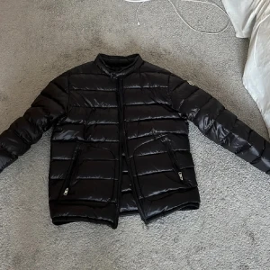 Moncler acorus jacka - Säljer denna snygga moncler acorus jacka. Den är i helt nytt skick. 10/10. Säljer pga storlek. Sitter som M. För mer frågor kan du höra av dig privat. Kan gå ner i pris vid snabb affär.