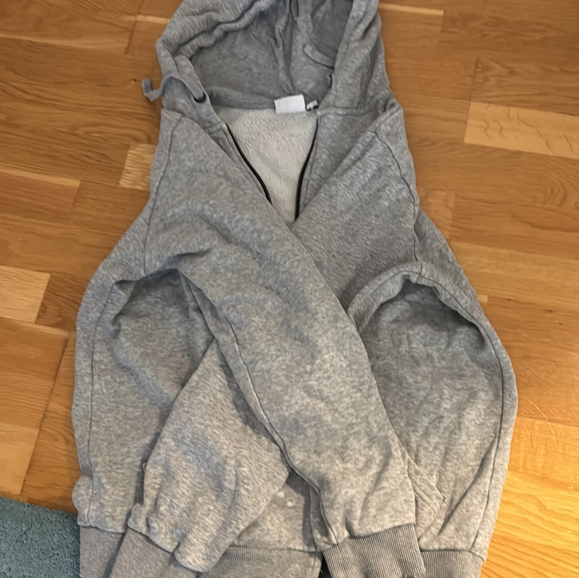 Grå hoodie med dragkedja från Andy - 2