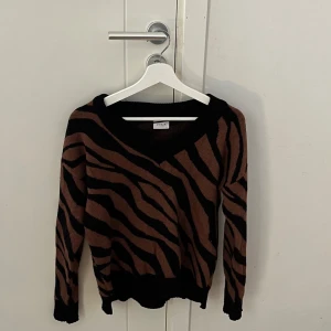 Stickad tröja från VILA  - Säljer en stickad tröja. Den är lite nopprig men annars i bra skick! Skriv vid funderingar!💕💕