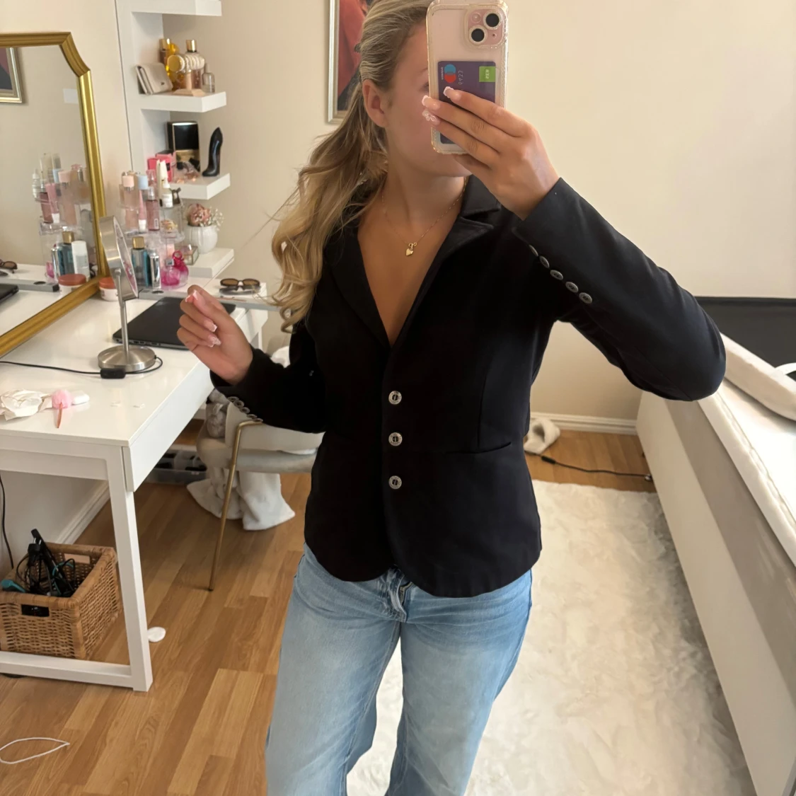 Svart kavaj med silverknappar