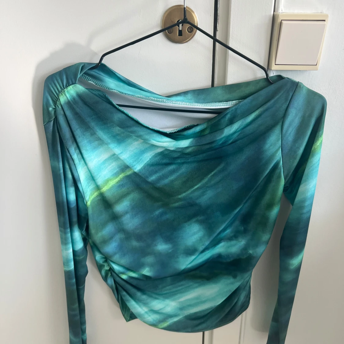 Turkos omlott topp med drapering - 1