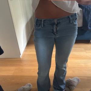 Lågmidjade jeans  - Lågmidjade jeans från LOOK. Lite slitna där nere men de går snabbt att sy igen. 