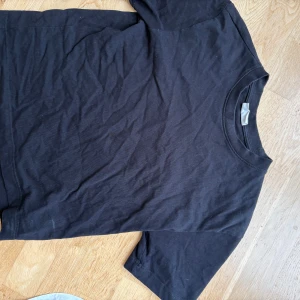 Svart basic T-shirt från Ginatricot  - Snygg passform 
