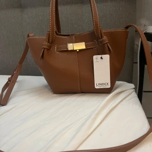 Super fin väska från Lindex💓 - Snygg brun axelväska från Lindex, aldrig använd helt ny