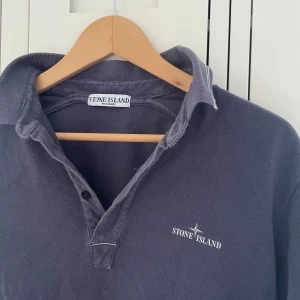 Stone Island piké  - Vintage stone Island Pikétröja . Gott skick! Rare modell. Storlek xl liten i storlek motsvarar en medium. Vid frågor pm.