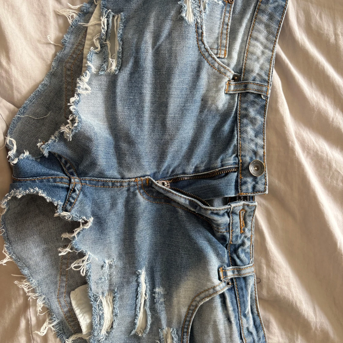 Lågmidjade jeansshorts från Amisu - 1