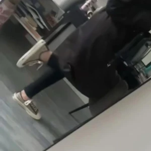 Beige och bruna sneakers från Guess - Snygga sneakers från Guess med beige och brunt GG-mönster, vita snören och tå, samt bruna detaljer längs kanterna. Skorna har platt sula och rund tå, perfekt för dig som gillar en trendig och sportig look. Materialet är textil med detaljer i syntet.