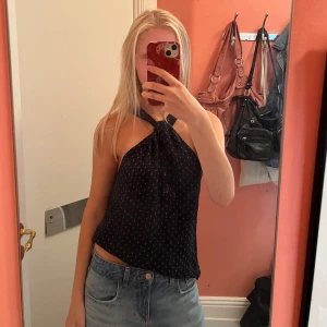 Halternecktopp - Så snygg halternecktopp med coolt mönster! Storlek XS🩷