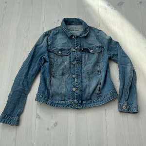 Jeansjacka från Zadig & Voltaire - Säljer en Zadig & Voltaire jeans jacka. Köpt för 3000 och jag säljer för 1000. Den har ett insydd märke på insidan som inte syns på utsidan 