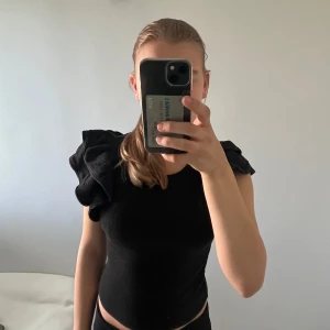 Svart topp med volangärmar - Svart topp från Zara. Skriv för frågor eller bilder!