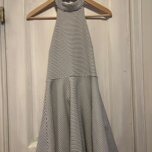 Randig kortklänning med halterneck - Supersöt kortklänning