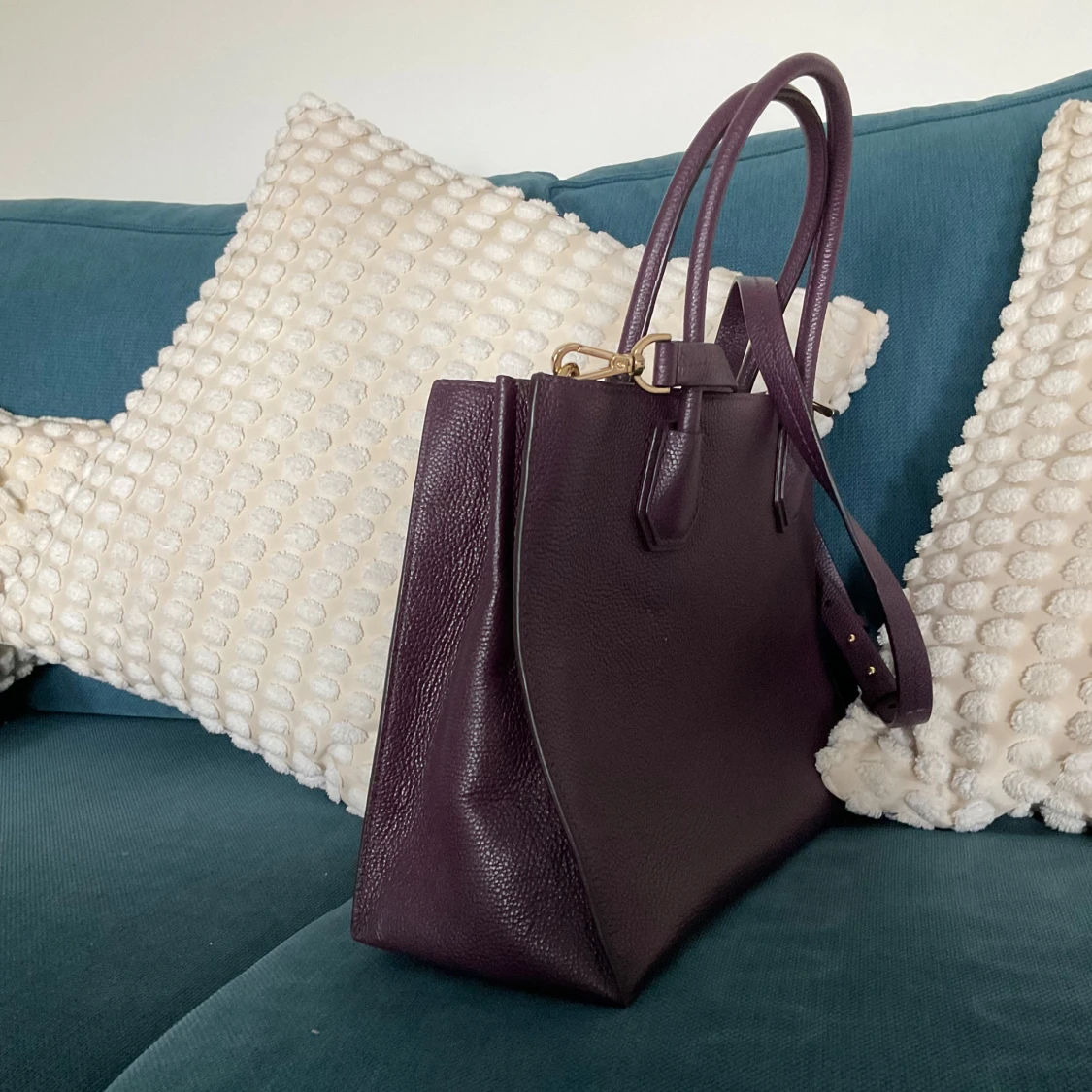 Mörklila handväska från Michael Kors - 2