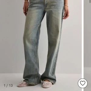 Ljusblå Nellyjeans  - Ljusblå jeans med låg midja och breda, raka ben. Klassisk femficksmodell i mjukt jeanstyg med snyggt tvättad finish. Perfekta för en avslappnad och trendig look. Bara använda ett fåtal gånger❣️nypris 599kr