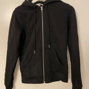 zip hoodie från HM!! - Svart zip hoodie från HM i storlek XS!! använd fåtal gånger och säljer för att jag inte längre har användning för den!!💓