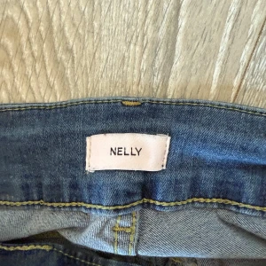 Blå bootcut jeans från Nelly - Nypris 699 💕                                                       Snygga blå jeans från Nelly med bootcut-modell och klassiska fickor både fram och bak. Jeansen har en låg midja och är tillverkade i mjukt denimtyg som sitter skönt hela dagen. 