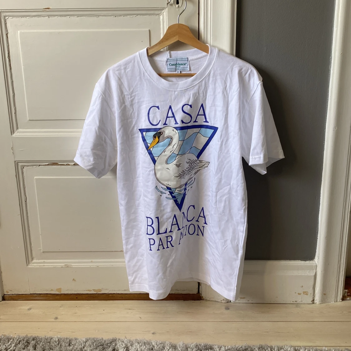 Vit t-shirt Casablanca med svanprint
